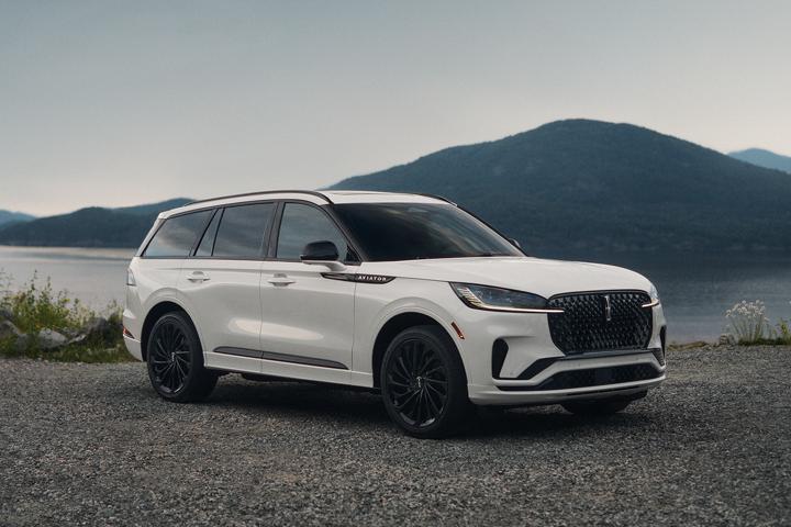Le Lincoln Aviator 2025 garé près d'un lac.