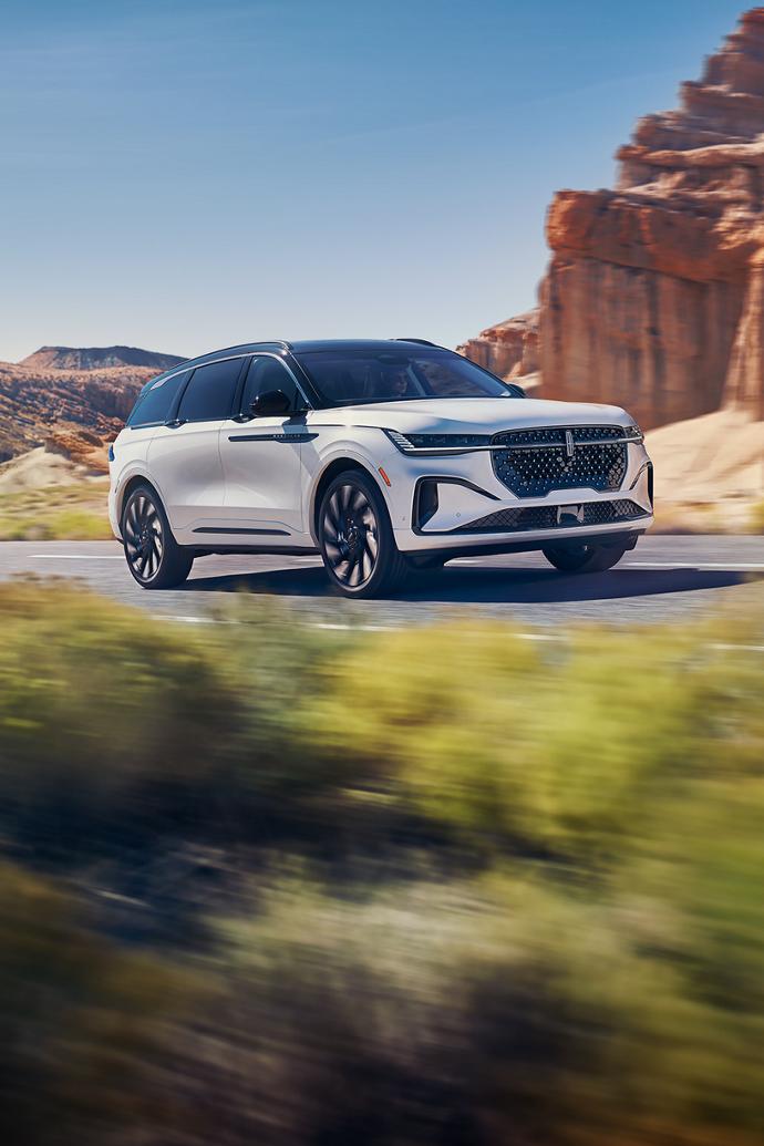 Le Lincoln Nautilus 2025 circulant sur une route dans le désert