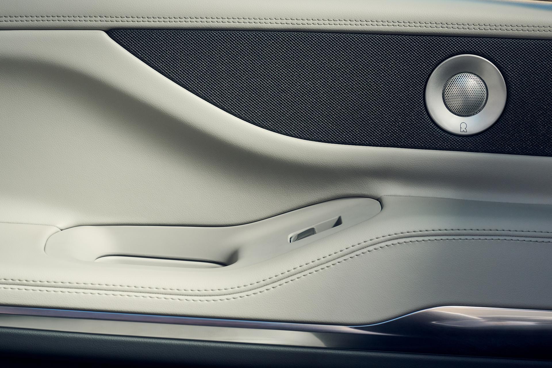 Los altavoces Revel® Ultima se muestran en la puerta del conductor de una SUV Lincoln Navigator® 2026