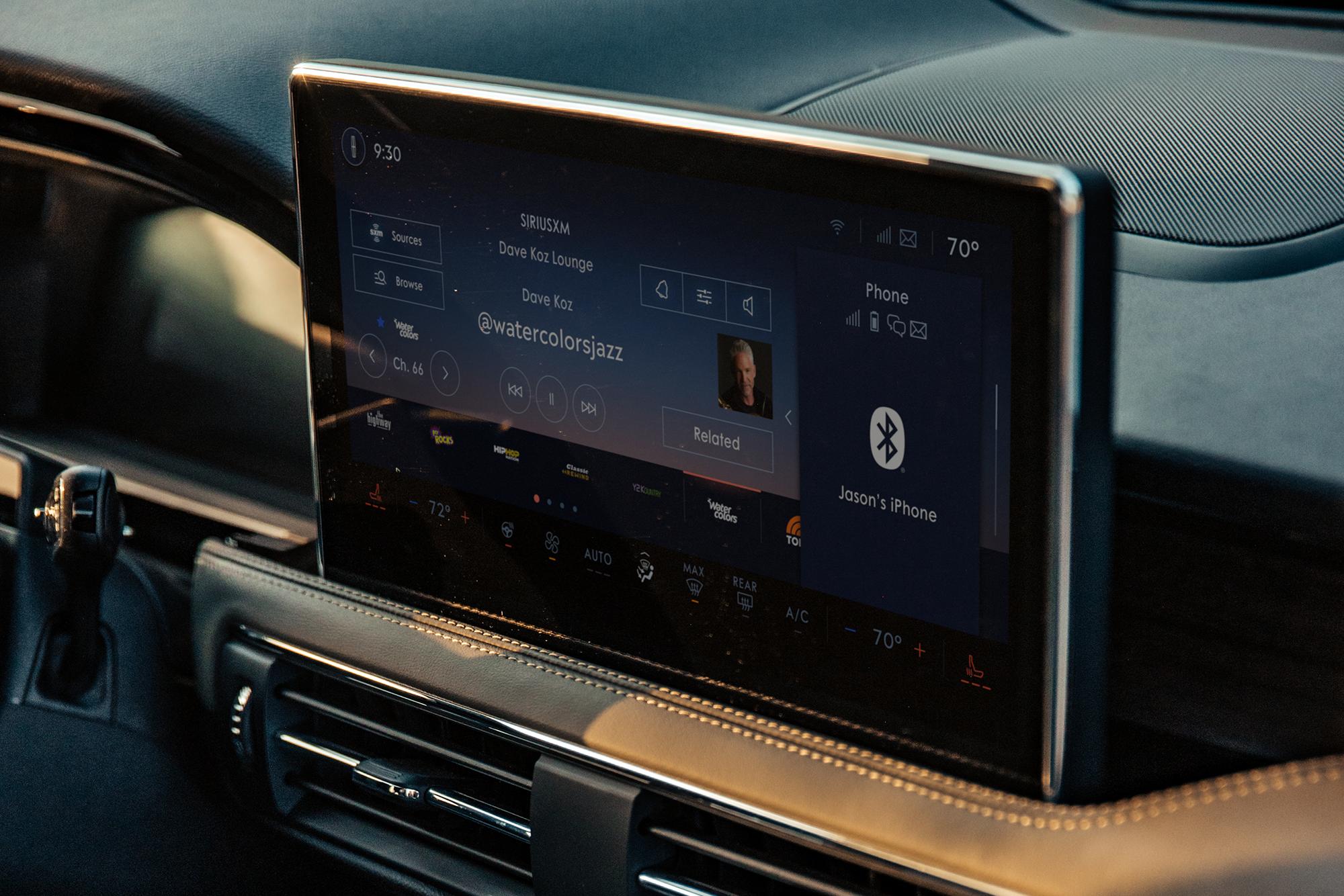 Une personne est représentée au volant d'une Lincoln Nautilus 2021 avec l'écran de navigation Sync 4 actif