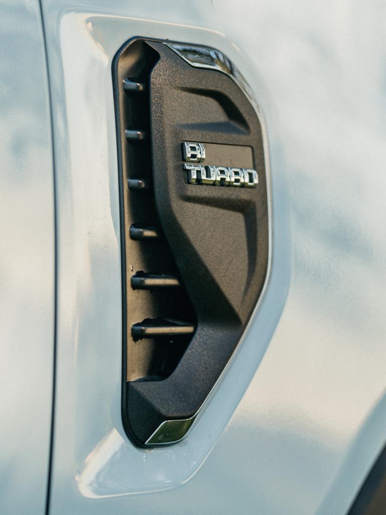 Ventila de motor con insignia Bi-Turbo