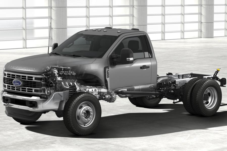 Illustration d’un Ford Super Duty® F-600 XLT 2025 montrant le moteur et la transmission