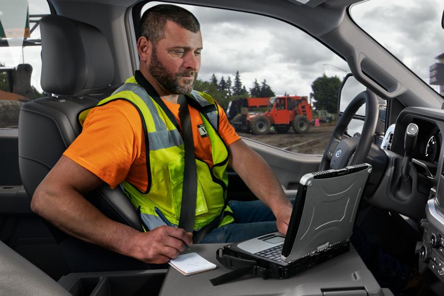 Homme utilisant un ordinateur portable sur la fonction de surface de travail intérieure