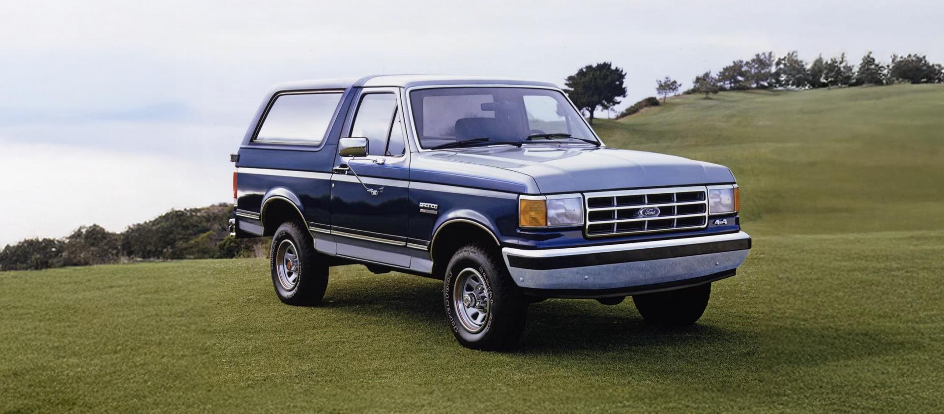 Bronco de quatrième génération garé sur une colline.