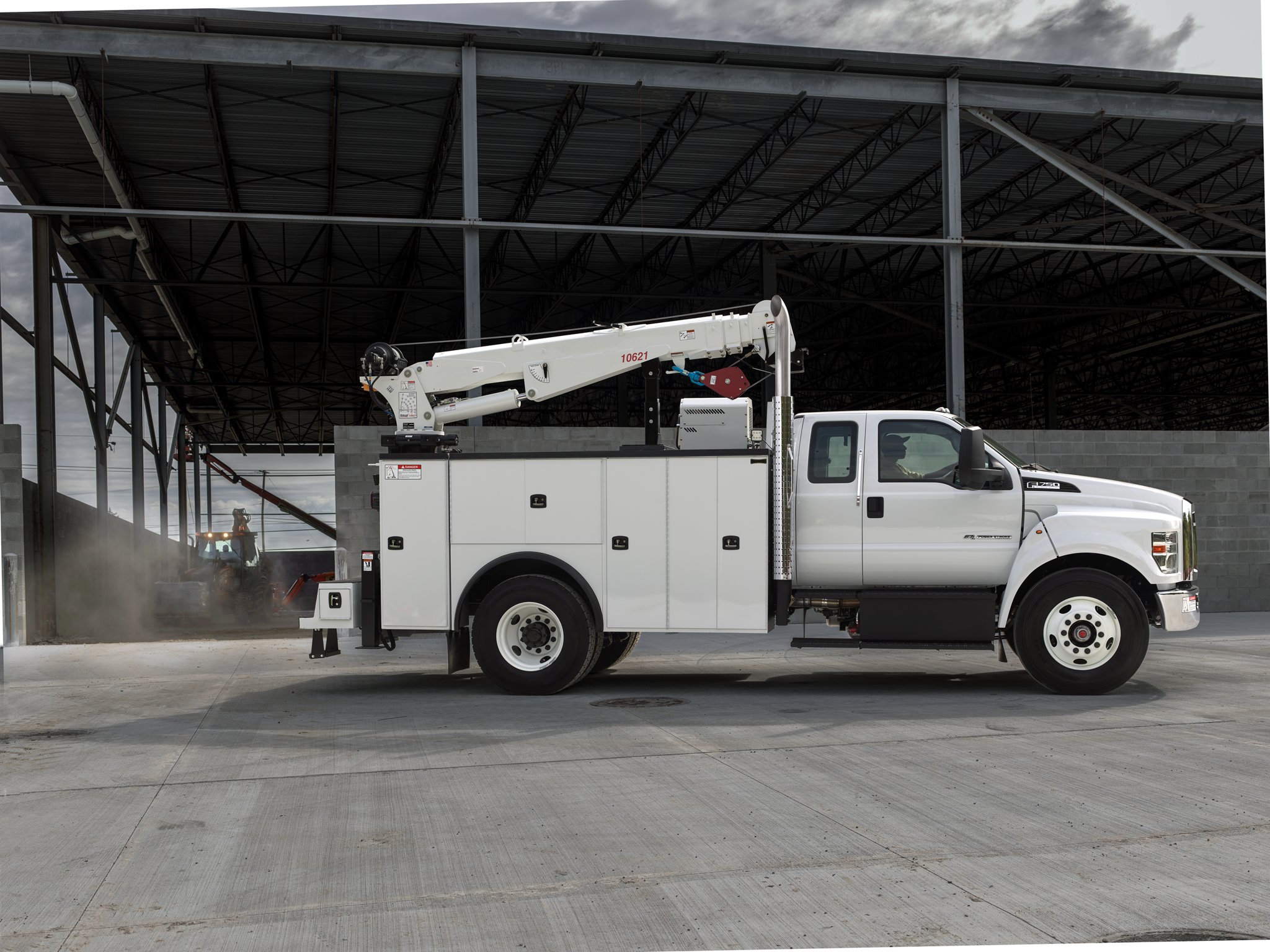 Ford F-750 2025 à cabine double aménagé en camion de mécanicien en blanc Oxford