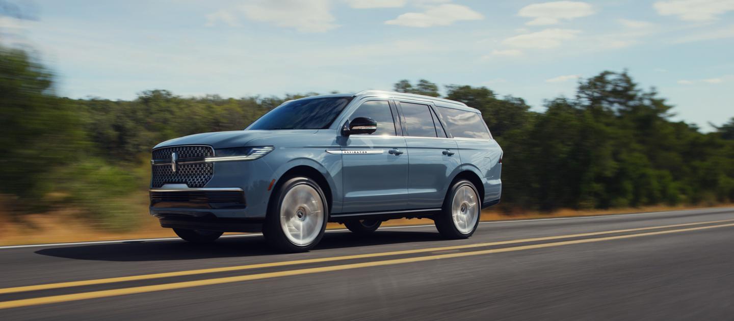 Un Lincoln Navigator 2025 conduit sur une route de campagne