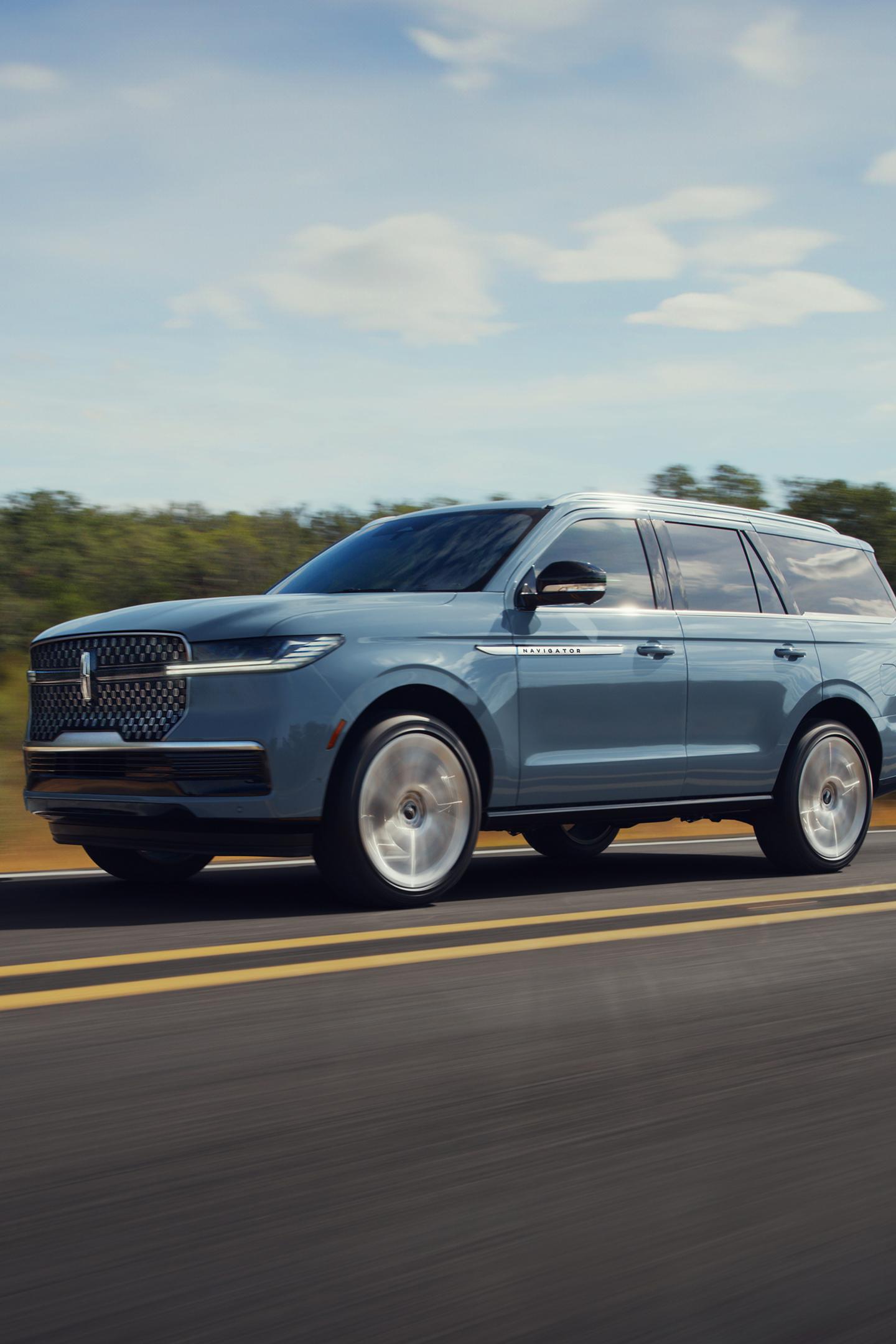Un VUS Lincoln Navigator® 2025 circulant sur une autoroute désertique