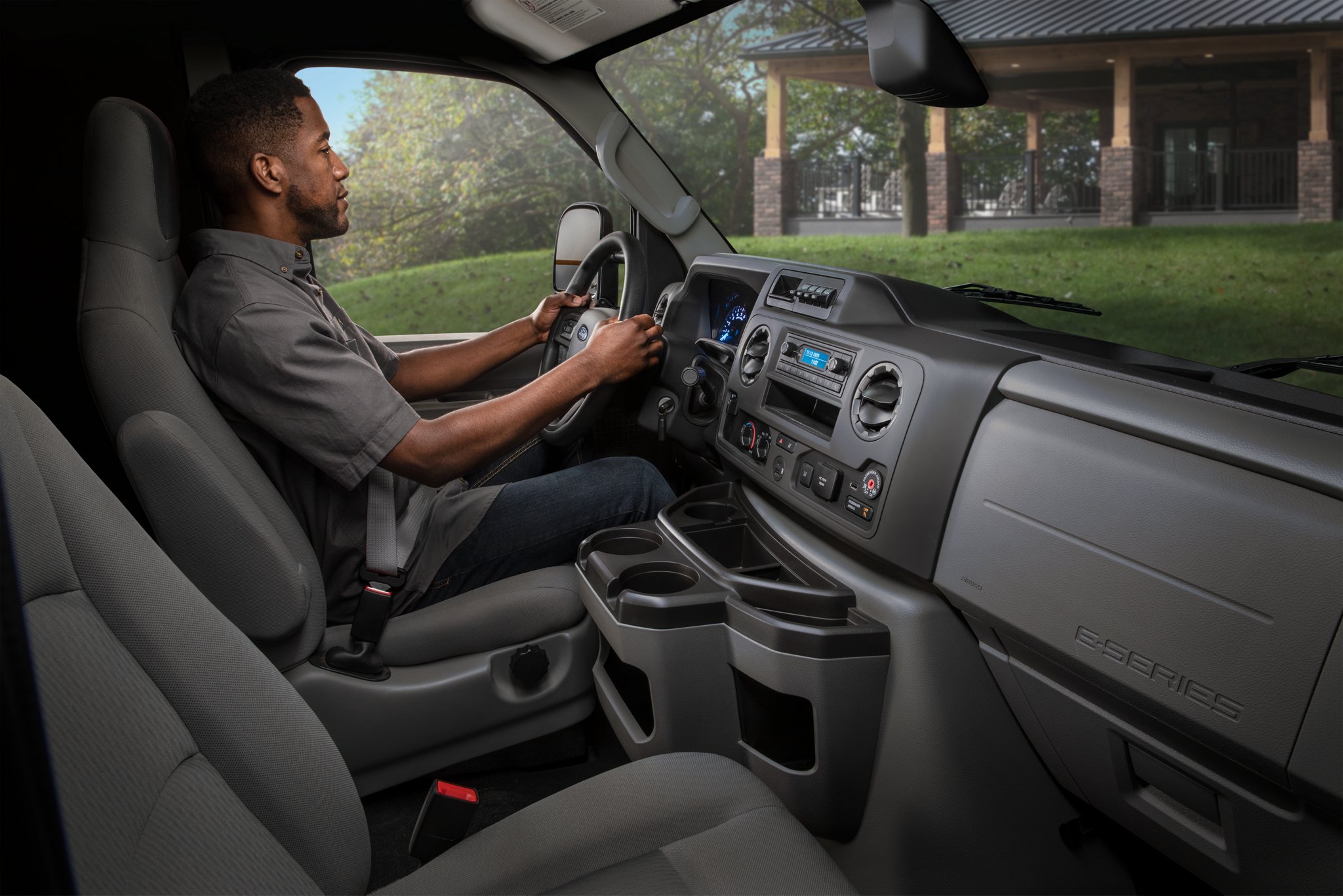 Un homme dans le siège du conducteur d’un fourgon tronqué Ford série E 2025