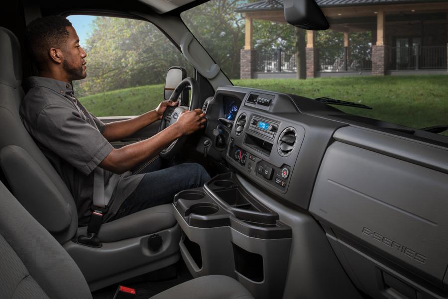 Un homme dans le siège du conducteur d’un fourgon tronqué Ford série E 2025