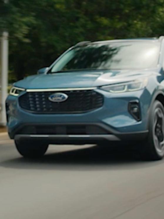 Una SUV Ford Escape® 2026 andando por una carretera