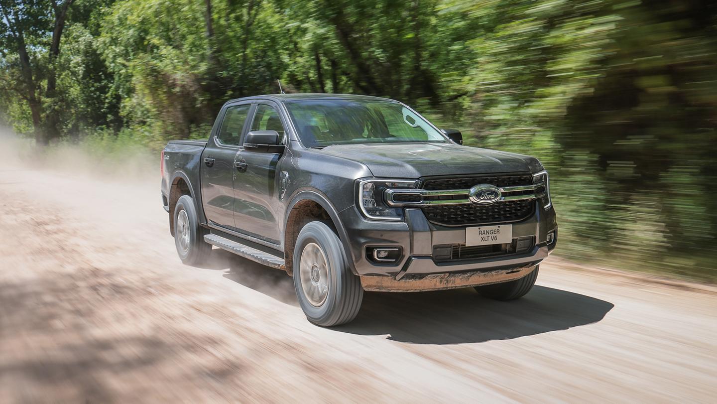 Ford Ranger en calle de tierra