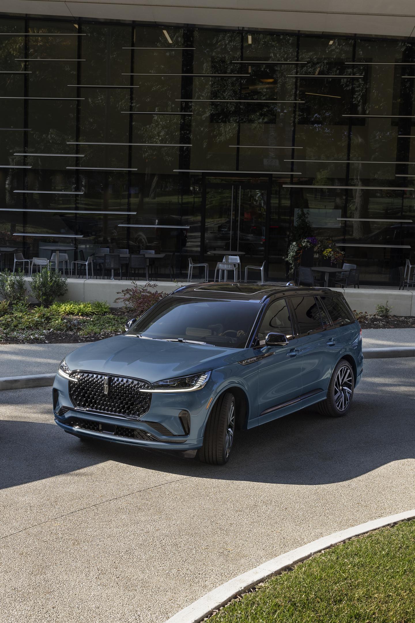 Un Lincoln Aviator Black Label 2025 en stationnement