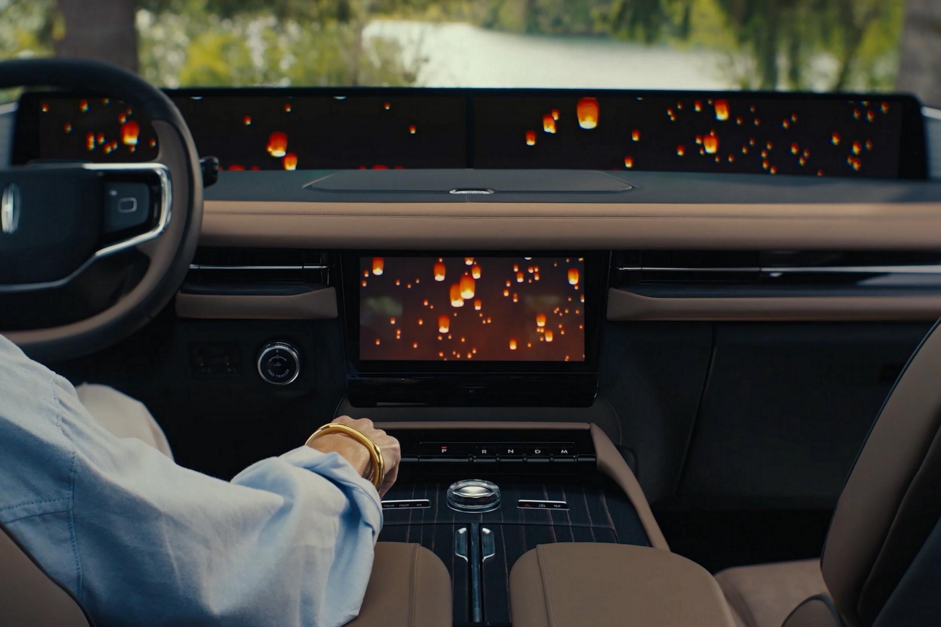 El interior de una SUV Lincoln Black Label 2026 con una secuencia de Lincoln Rejuvenate que se muestra en la pantalla panorámica