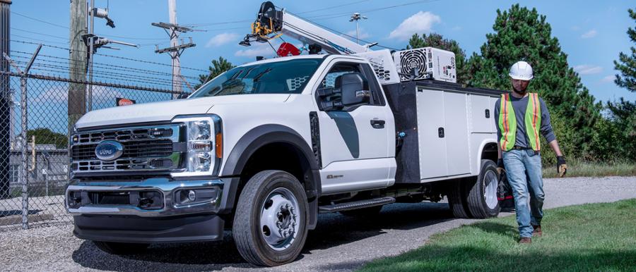 Un Ford Super Duty® F-350® XL 2025 avec rallonge de flèche et boîtier utilitaire