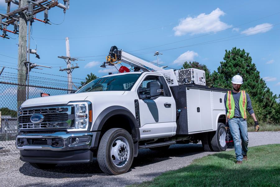 Un Ford F-350® Super Duty® 2025 avec une rallonge de flèche et un boîtier utilitaire dessus
