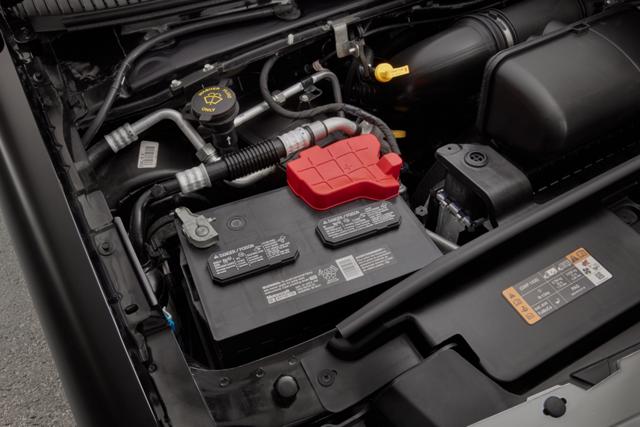 Gros plan de la batterie de 78 Ah sur le fourgon tronqué Ford série E 2025