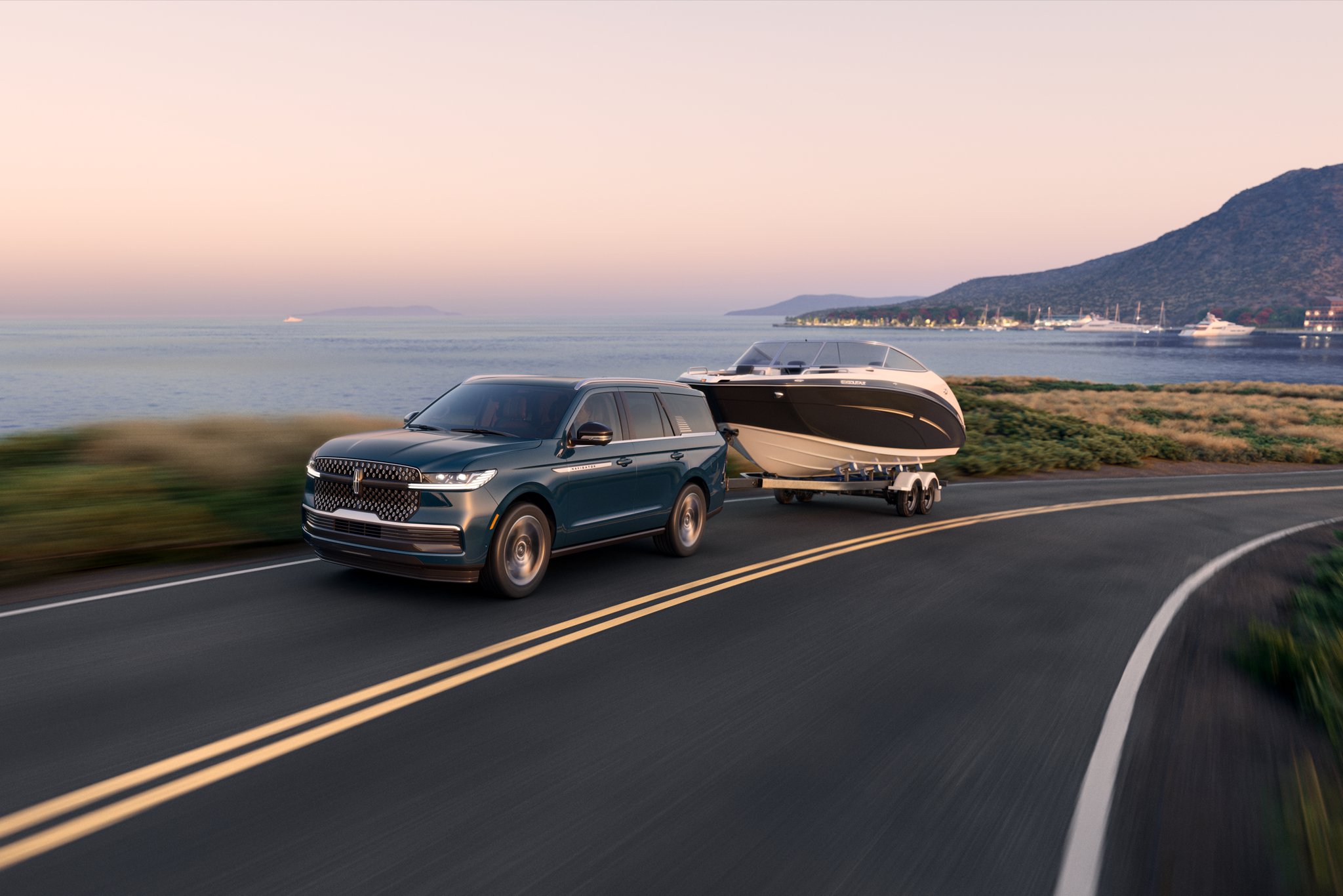 Un VUS Lincoln Navigator® 2025 remorque un grand bateau