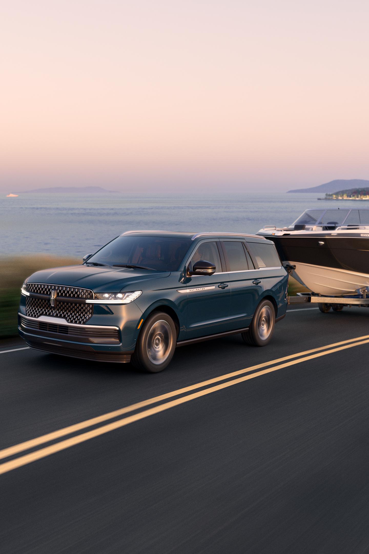 Un VUS Lincoln Navigator® 2025 remorque un grand bateau