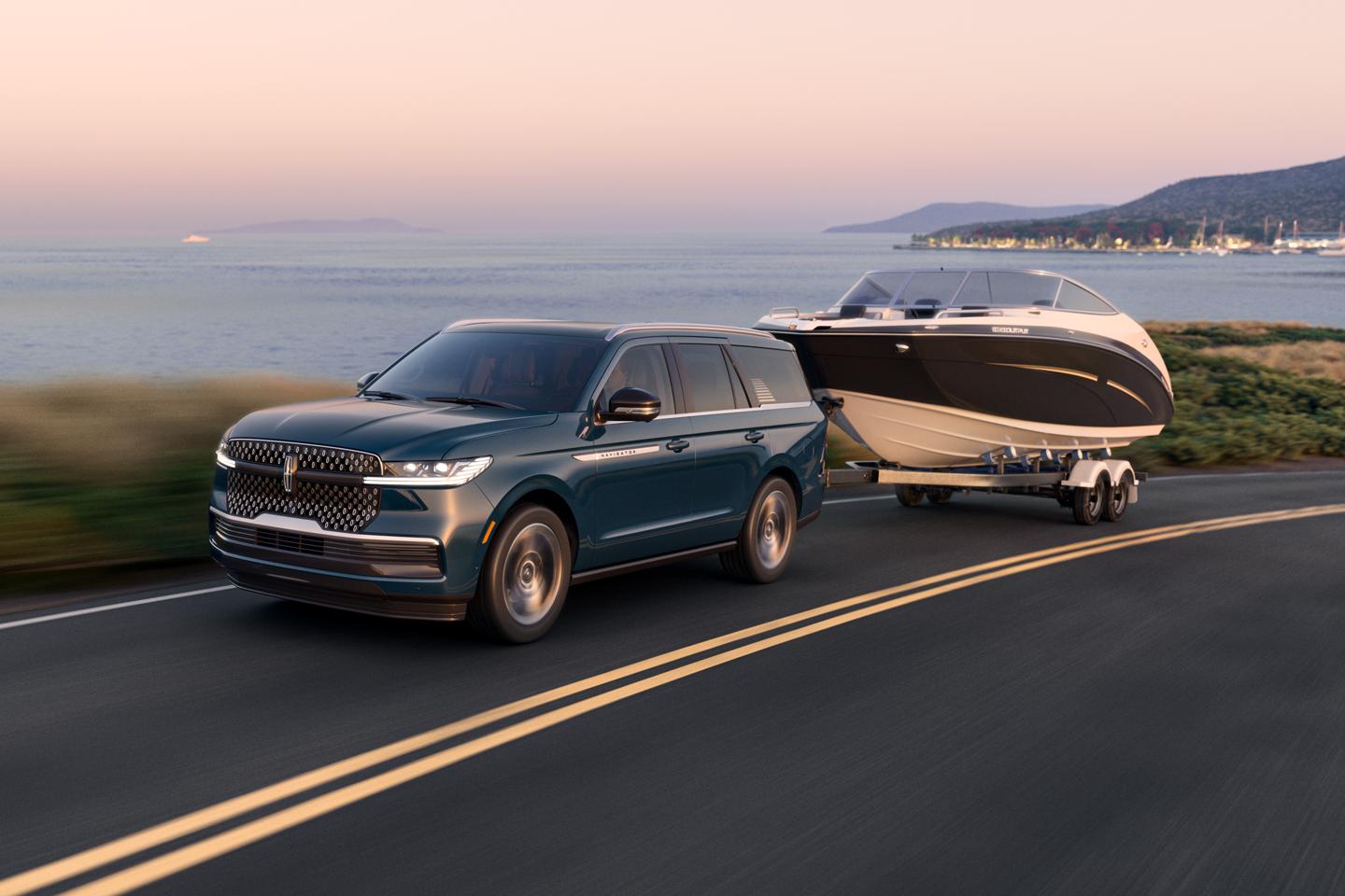 Un VUS Lincoln Navigator® 2025 remorque un grand bateau