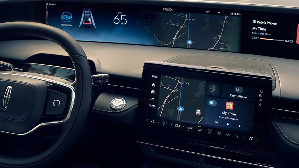 The center-stack and panoramic displays of the Lincoln Nautilus® SUV show navigation maps.